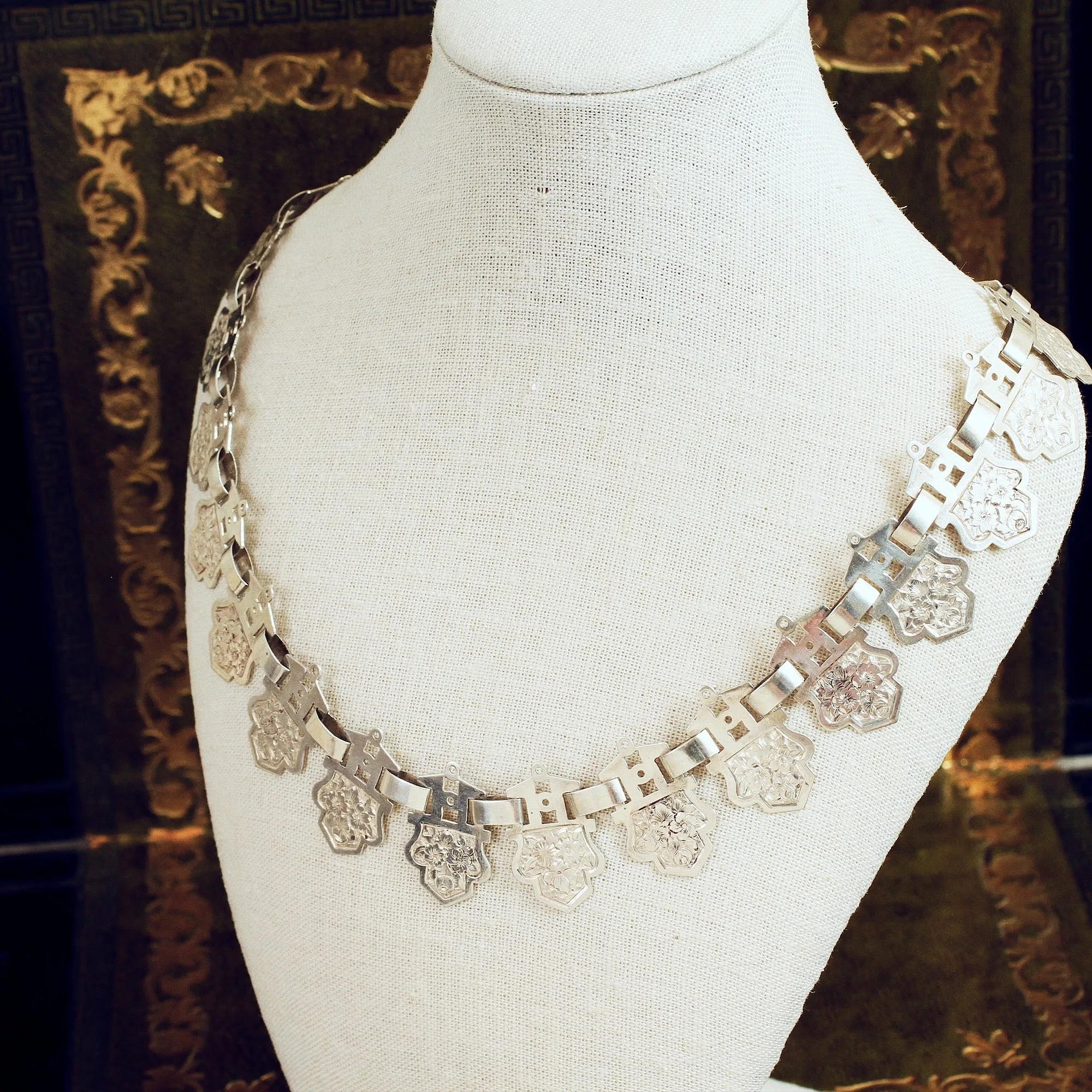 Fabulous Victorian Book-link Collarette Necklace