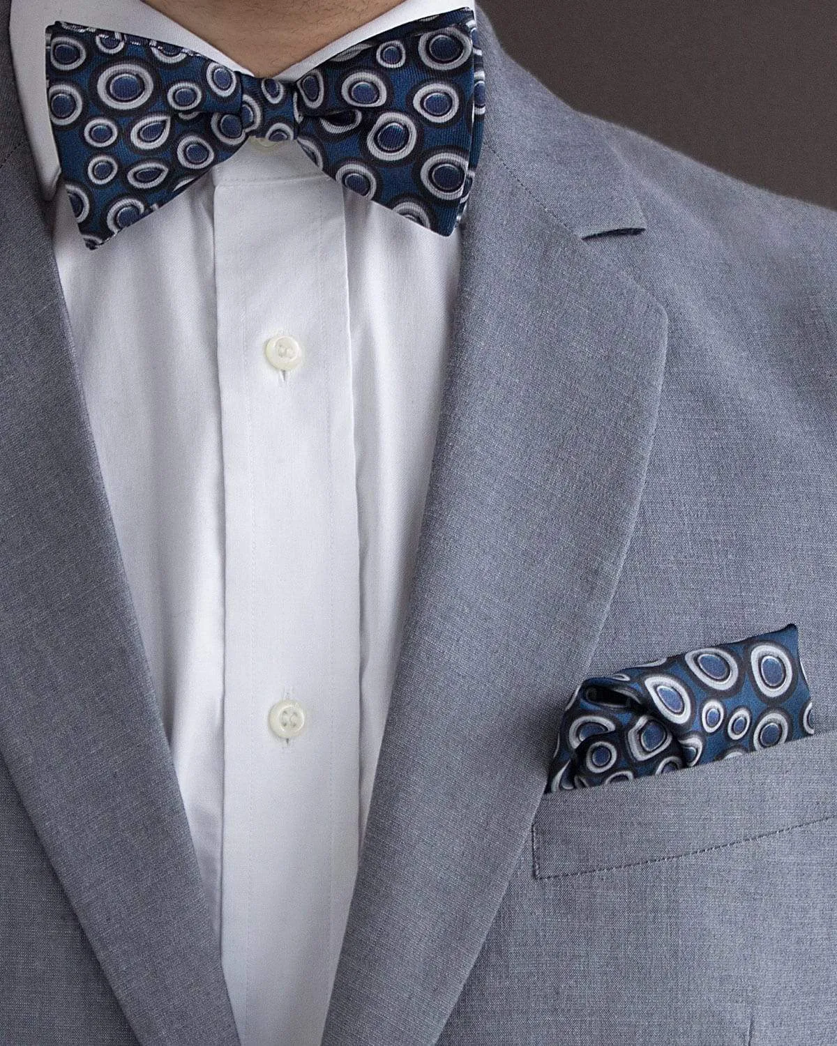 SIGNATURE WHEEL - Silk Pocket Square - Blue